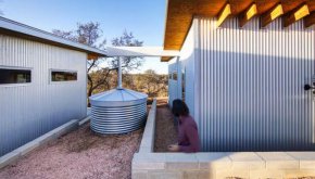 Покривите на тези къщи събират дъждовната вода във варели за вода, които могат да поберат до 5000 галона