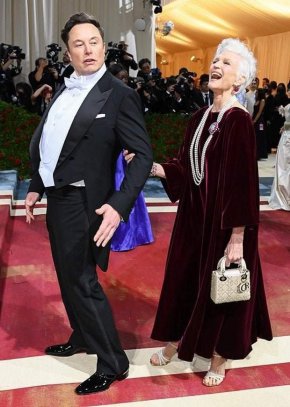 

И макар че в момента Илон е свободен, това не е причината да доведе своята майка-модел като негова приятелка