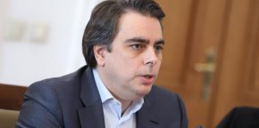 По думите му въпреки сериозните кризи с повишението на цените на енергоизточниците и войната в Украйна, правителството ще осигури предвидимост за енергийния пазар