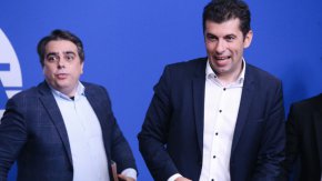 Премиерът Кирил Петков, вицепремиерът по еврофондовете и министър на финансите Асен Василев и министърът на енергетиката Александър Николов на среща с представители на работодателските организации и синдикатите в Министерския съвет