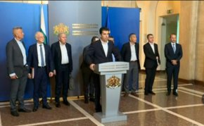 На срещата се обсъждаха схемата за компенсации за месец май, както и законодателни предложения, свързани със Закона за енергетиката