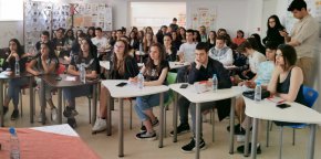 
В СУ Никола Вапцаров в Царево директорът на образователната дирекция на общината Таня Янева и ресорният зам.-кмет Марин Киров бяха гости на гимназистите