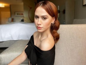 Красавицата бе в мъжка компания, а след победата на Пулев тя се снима с държащия българското знаме Кубрат и сподели гордостта си с последователите си