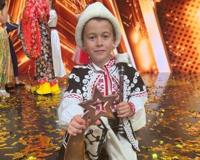 Именно зрителите определиха с гласа си победителя в осмия сезон. Очарователното журито в лицето на Катето Евро, Евелин Костова, проф.Кантарджиев и Цитиридис имаше право само да забавлява, да се наслаждава и да коментира изпълненията на сцената