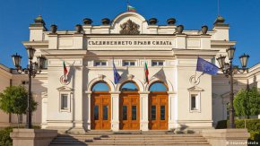 Изненадващо второто място принадлежи на бившия служебен премиер Стефан Янев, който събира 28% доверие срещу 72% недоверие