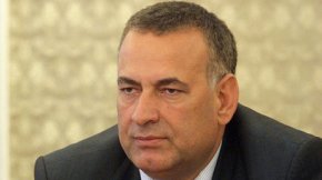 От трибуната на НС Чакъров заяви, че едва тази седмица управляващите заговориха за пакет от мерки срещу кризата, притиснати от обявения национален протест на работодатели и синдикати