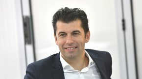 Незаконна къща на бащата на Кирил Петков, която е бутната от местната власт, определя целия интерес на фамилията и противопоставянето й на местната власт, коментират жителите на Царево