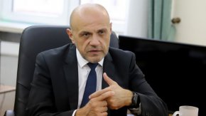 “От няколко месеца се обявяваме за предсрочни парламентарни избори, а управляващите направо откриха предизборната кампания”, коментира на свой ред депутатът Тома Биков от ГЕРБ