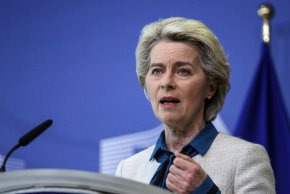Председателят на Европейската комисия Урсула фон дер Лайен държи пресконференция в Брюксел, Белгия, на 18 май. (Валерия Монгели/Ханс Лукас/Ройтерс)