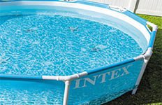 
Басейните за деца са специално създадени, за ползване от малки деца и е винаги препоръчително да има родител и надзор по време на игра