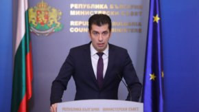 
”Това, което инвеститори ми казват, е, че България вече е стратегически позиционирана – с 10% данък, на 2 часа със самолет до почти навсякъде в Европа“, коментира Петков