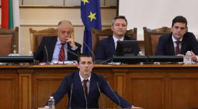 
Искането за оставка пък получи подкрепата и на ДПС, и на Възраждане, които се подписаха под него заедно с ГЕРБ