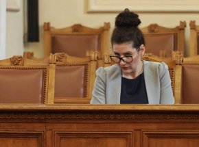 По време на редовния парламентарен контрол днес вицепремиерът по ефективното управление Калина Константинова и депутатът от ГЕРБ-СДС Христо Гаджев влязоха в спор за бежанците и фалшивите новини