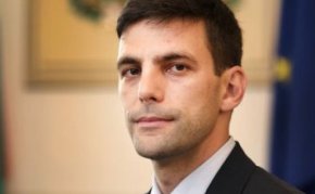 На въпрос кой носи отговорност за поставянето на вратите, Минчев обясни, че съгласуването се прави от главния секретар на парламента