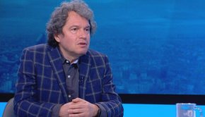 
    Искам да успокоя българското общество, че българското правителство няма да направи нищо без широко национално съгласие и в съответствие с коалиционното ни споразумение, заяви Петков