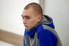 Руският войник Вадим Шишимарин, 21, присъства на съдебно заседание в Киев, Украйна на 23 май. (Вячеслав Ратинский/Ройтерс)