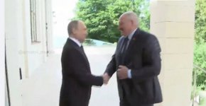 
В края на април Централната банка на Русия заяви, че се очаква руската икономика да се свие с 8 до 10% през 2022 г. , като отбеляза спада в икономическата активност през март след налагането на международни санкции срещу Русия. По-рано същия месец Световната банка прогнозира, че БВП на Русия ще се свие с 11,2% през 2022 г