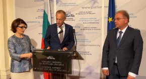 От групата на ГЕРБ-СДС посочиха още, че кирилицата и Денят на светите братя Кирил и Методий, на българската азбука, просвета и култура и на славянската книжовност е дата, с която света разпознава страната ни