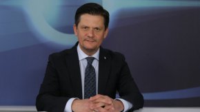 Припомняме, че председателят на КЗП, наясно, че не е предприел изискваните от закона мерки по казуса с е-учебника на издателство Просвета, който се продава само в комплеккт с абонамент за други, изпрати заплашително текстово съобщение до единия от основателите на в. 19 минути