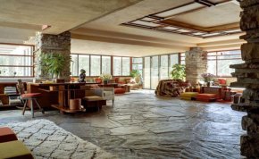 
Построен частично над водопад, домът се намира в селски район в югозападната част на Пенсилвания.

 