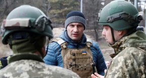 "Ние защитаваме не само нашите семейства, ние защитаваме всички вас", каза Кличко. "Ние ви защитаваме, защото имаме същите ценности. "