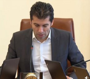 
Министър-председателят поздрави МОН за няколко „много добри мерки”, предложени за днешното заседание. Сред тях са подпомагане на деца с изявени дарби, увеличаване на докторантските стипендии - до 750 лв., както и допълнителни средства за строеж на детски градини, ясли и училища и 30 млн. за инвестиране в деца от уязвими групи.
