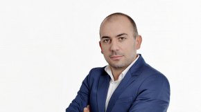 
Заместник-правосъдният министър не уточни кога работната група, в която има представители на министерствата на финансите и на научните среди, ще е готова със законопроекта, но той по същество ще действа спрямо лица застрашаващи финансовата национална сигурност.