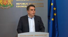  

Специално за търговците е предвидено да има двойна каса в лева и в евро в рамките на един месец, за да не се натоварват с това да има двойна каса по-дълго време и да трябва да държат големи наличности и в двете валути