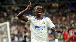  

След началото на мача Ливърпул пое контрола и имаше купища положения още през първото полувреме. Тибо Куртоа отрази два ранни удара на Мохамед Салах