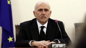 Уточнение: в Етрополе няма нито жп линия, нито гара