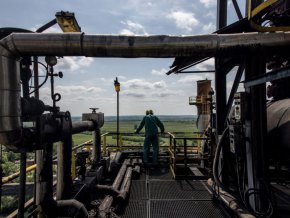 
Но въпреки изявлението на ръководителя на външната политика на ЕС Жозеп Борел, че резултатът е "знаково решение", все още има много въпросителни около забраната