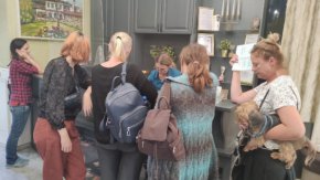 
Още при пристигането си на място групата от 20 души отказала да се настани, защото по думите им държавната база не е годна за живеене