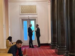 
По-късно двамата конфликтували бяха снети от OFFNews да си гугат в кулоарите.