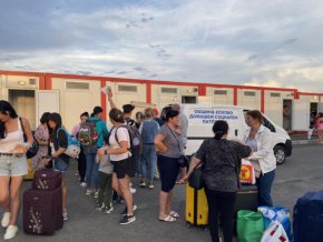 Засега палатковият лагер в Сарафово остава, но в него няма настанени. Намерено е място за 60 души в държавна база в Приморско