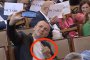 Хазарта показа среден пръст в НС