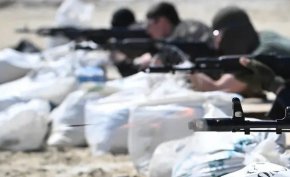 Доброволци преминават обучение за боравене с оръжие край Лвов, Украйна. Снимка: Leon Neal/Getty