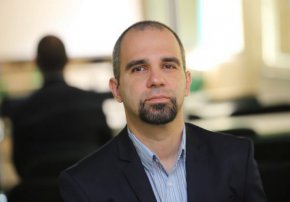 

Ако правителството не настоява на темата с Македония, защото от страна на РСМ няма напредък и няма как да обясним на собствения си народ, че България трябва да направи компромис, било то и заради войната в Украйна, то може на прибежки макар, но да поостане на власт", заключи социологът.