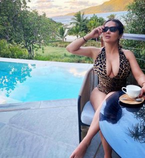 В интернет не липсват селфита по бански, но това на Салма Хайек е рядък вид #instamood