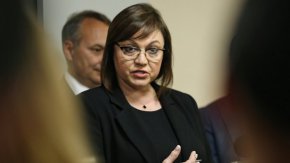 Тя коментира думите на посланика на Украйна Виталий Москаленко, че е поискал с нота гаубици и ракетни системи за Украйна от Външно министерство