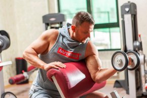 Зад богатирската фасада стои университетски преподавател