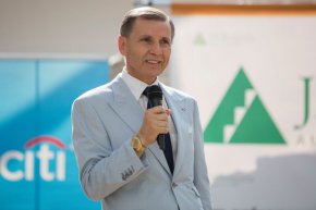 В този решаващ за това ще има или не монопол на преработката на петрол в България и кой ще диктува за десетилетия напред цените на горивата и ще може да образува инфлация на всички стоки у нас, като претендент за Плама – Плевен се появява Бони Бонев от Международната банка за търговия и развитие в тандем с Жан – Кристоф Вотрен, който по онова време все още работи за швейцарската Андре и сие.