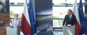 Текстът на предложението за вот на недоверие носи подписите на холандката Софи ин‘т Велд, бившия белгийски министър-председател Ги Верхофстад и испанския евродепутат Луис Гарикано, заместник-председател на групата "Обнови Европа"