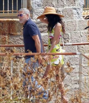 
За случая Амал носеше минирокля с цялостен принт, включващ розови и неоново зелени нюанси, но моделът не беше единственото нещо, което привличаше вниманието