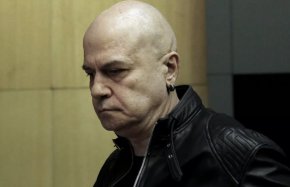 
Засега най-печеливши се оказаха депутатите от групата на Бареков в парламента 2014 – 2017 г., които месеци наред получава по 100 000 лв. на калпак, за да изменят на лидера си