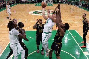 
Голямата звезда на Уориърс Стеф Къри пък получи контузия в крака в средата на последната четвърт и въпреки че той остана на паркета след травмата, гримасите на лицето му подсказваха, че нещо не е наред.