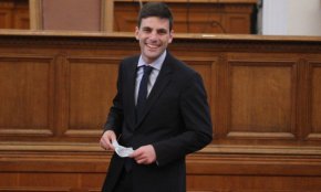 Шефът на НС Никола Минчев отчете, че 121 депутати са се регистрирали, което е на самия праг.
