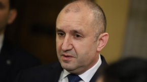 
„Докато партиите търсят формирането на управленско мнозинство, кабинетът трябва да осигури социалните плащания и подкрепата за бизнеса, да отстои ветото за Република Северна Македония в съответствие с рамката, приета на Консултативния съвет за национална сигурност, и да осигури функционирането на държавата”, каза още президентът.