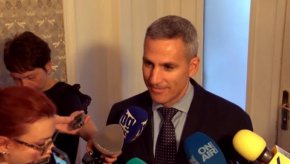 Според него всеки депутат, независимо от коя парламентарна група, когато види, че това са приоритети, в които може да се припознае, е добре дошъл да осигури мнозинството в този парламент.