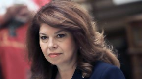 
Йотова допълни, че сега не е време за избори заради сложната обстановка, свързана с войната в Украйна. Необходим е действащ парламент, който да взема решения, подчерта вицепрезидентът.
