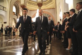 
Шолц не коментира еднозначно подкрепата на Германия за исканите от България европейски гаранции за подкрепа при споразумение със Северна Македония, каквито Петков за пореден път изтъкна